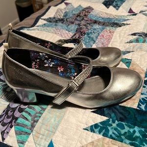 Girls silver high heel dress shoes size 5